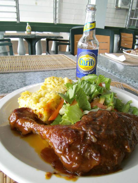 Deliciosa jerk chicken, nosso prato predileto por aqui (em Hillsborough, capital de Carriacou, em Granada)